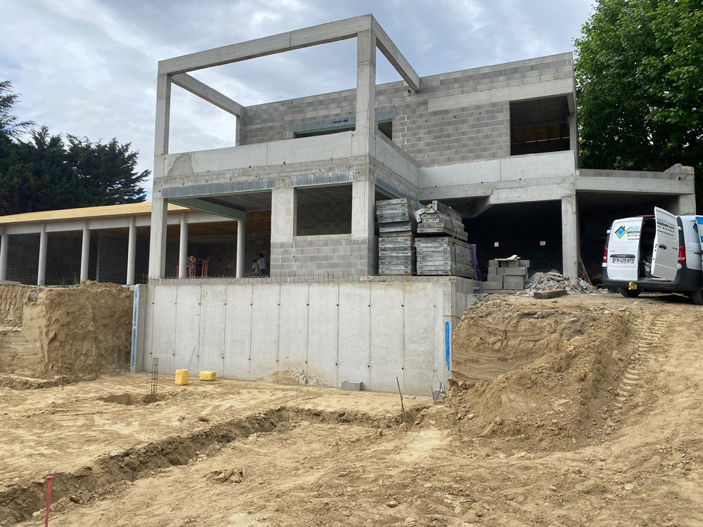 Construction batiment avec avancée